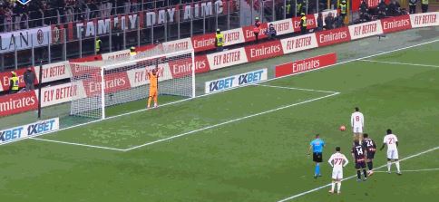  帕夫洛维奇在斯坦丘罚点球前拼命刨坑，最终后者打飞点球