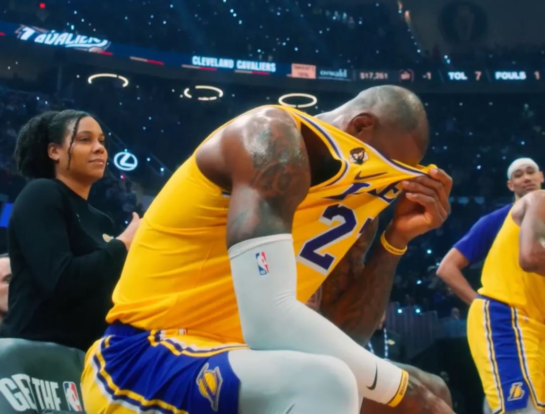  惨败30分！詹姆斯在场边哭了！最后能回骑士队吗？